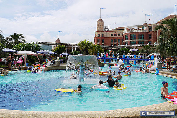 太平洋翡翠灣夏日樂園：◆新北萬里【太平洋翡翠灣夏日樂園】海洋、沙灘、比基尼～到翡翠灣一起FUN暑假。北海岸風景區。水上樂園。渡假盛地。大型滑水道。水上摩托車。香焦船。衝浪戲水