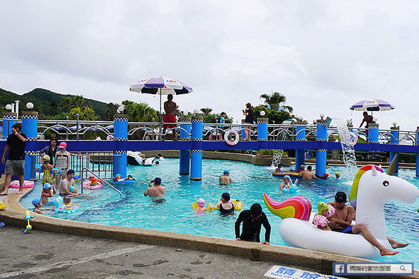 太平洋翡翠灣夏日樂園：◆新北萬里【太平洋翡翠灣夏日樂園】海洋、沙灘、比基尼～到翡翠灣一起FUN暑假。北海岸風景區。水上樂園。渡假盛地。大型滑水道。水上摩托車。香焦船。衝浪戲水