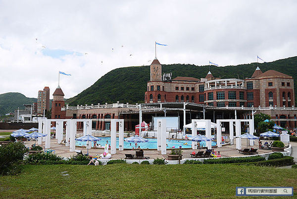 太平洋翡翠灣夏日樂園：◆新北萬里【太平洋翡翠灣夏日樂園】海洋、沙灘、比基尼～到翡翠灣一起FUN暑假。北海岸風景區。水上樂園。渡假盛地。大型滑水道。水上摩托車。香焦船。衝浪戲水