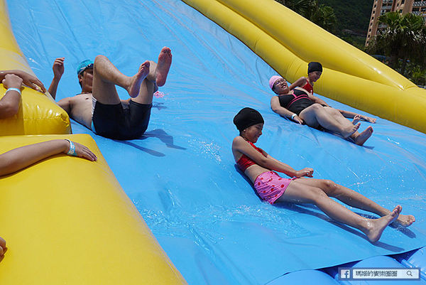 太平洋翡翠灣夏日樂園：◆新北萬里【太平洋翡翠灣夏日樂園】海洋、沙灘、比基尼～到翡翠灣一起FUN暑假。北海岸風景區。水上樂園。渡假盛地。大型滑水道。水上摩托車。香焦船。衝浪戲水