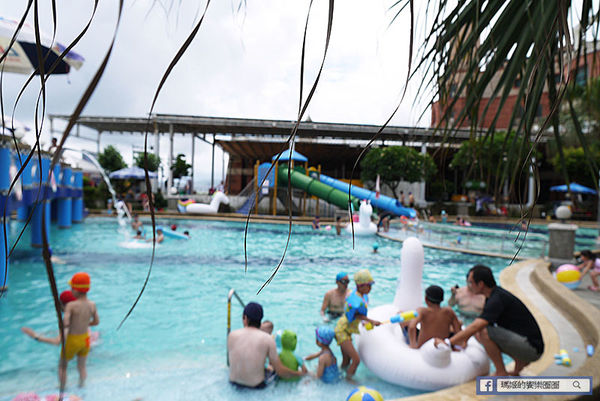 太平洋翡翠灣夏日樂園：◆新北萬里【太平洋翡翠灣夏日樂園】海洋、沙灘、比基尼～到翡翠灣一起FUN暑假。北海岸風景區。水上樂園。渡假盛地。大型滑水道。水上摩托車。香焦船。衝浪戲水