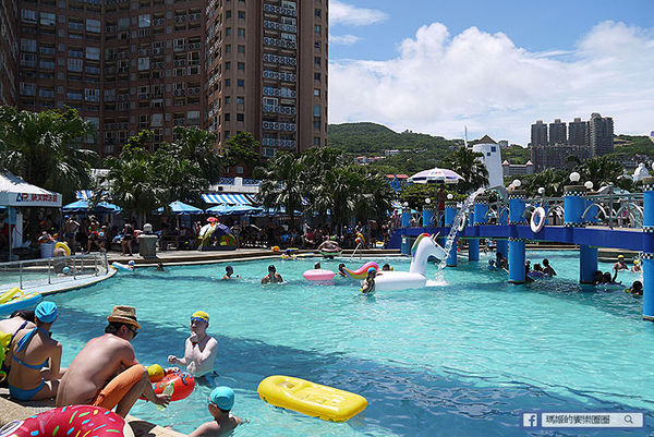 太平洋翡翠灣夏日樂園：◆新北萬里【太平洋翡翠灣夏日樂園】海洋、沙灘、比基尼～到翡翠灣一起FUN暑假。北海岸風景區。水上樂園。渡假盛地。大型滑水道。水上摩托車。香焦船。衝浪戲水