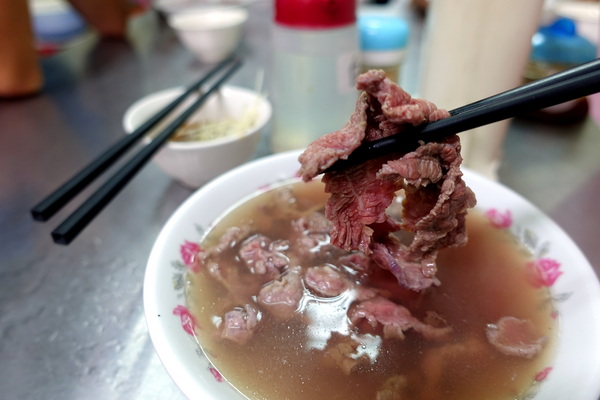 阿村牛肉湯:(胖樺食記)國華街美食「阿村牛肉湯」/第二代/熱炒/台南小吃/永樂市場