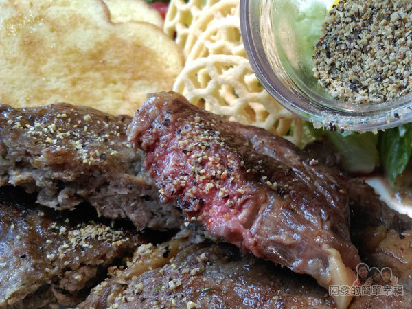 THE-TOAST-HEAVEN20-牛排吐司-灑些蒜鹽黑胡椒粒調味