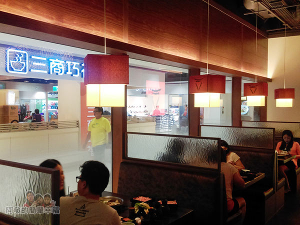 mo-mo-paradise06-門旁的沙發區