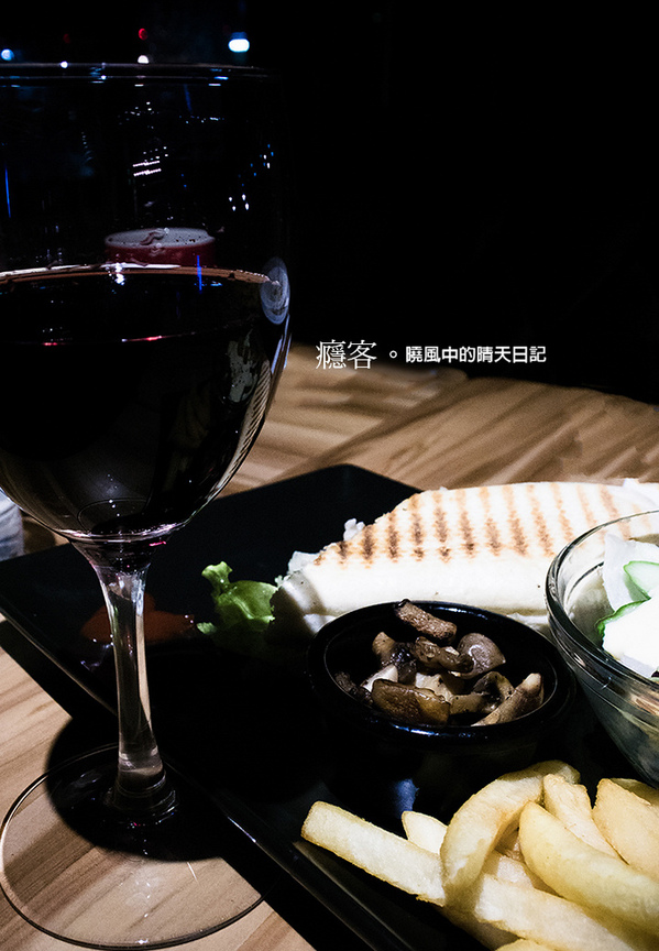 FREAKS CAFÉ & BISTRO 癮客(林口店):【愛評體驗團|FREAKS CAFE? & BISTRO 癮客(林口店)】和朋友來個狂歡夜 享受義式料理及微薰氣氛吧!!