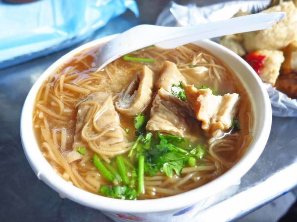 【蘆洲美食】陳家傳統小吃-美味的臭豆腐與大腸麵線