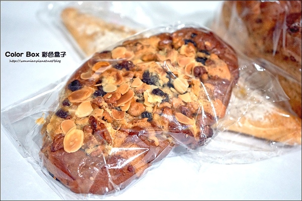 COLOR BOX彩色盒子：【東門站麵包 推薦】日本昭和麵粉/自製天然葡萄種酵母/健康養生 ✿✿ COLOR BOX 彩色盒子 ✿✿