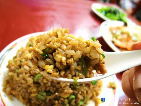 李品蒸餃世家(南屯店):〖台中│美食〗李品蒸餃世家(南屯店) ❤ 炒飯粒粒分明,份量超多,炒麵料多實在,香味十足,湯品更是大碗,一個人可能會喝不完阿!!