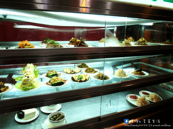 李品蒸餃世家(南屯店):〖台中│美食〗李品蒸餃世家(南屯店) ❤ 炒飯粒粒分明,份量超多,炒麵料多實在,香味十足,湯品更是大碗,一個人可能會喝不完阿!!