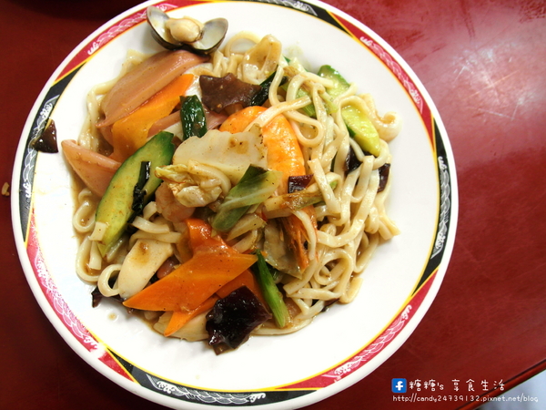 李品蒸餃世家(南屯店):〖台中│美食〗李品蒸餃世家(南屯店) ❤ 炒飯粒粒分明,份量超多,炒麵料多實在,香味十足,湯品更是大碗,一個人可能會喝不完阿!!