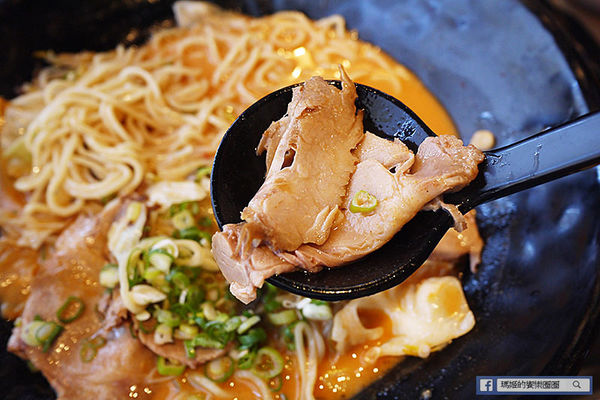 伊太郎拉麵(內湖店):◆台北內湖美食【伊太郎拉麵內湖店】九州久留米豚骨拉麵!和風炸雞好Juice!帶骨德式香腸好風味!拉麵同品項第二件六折!內湖大潤發拉麵。九州拉麵。日本拉麵