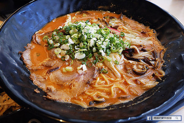 伊太郎拉麵(內湖店):◆台北內湖美食【伊太郎拉麵內湖店】九州久留米豚骨拉麵!和風炸雞好Juice!帶骨德式香腸好風味!拉麵同品項第二件六折!內湖大潤發拉麵。九州拉麵。日本拉麵