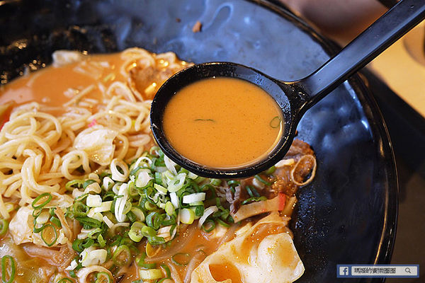 伊太郎拉麵(內湖店):◆台北內湖美食【伊太郎拉麵內湖店】九州久留米豚骨拉麵!和風炸雞好Juice!帶骨德式香腸好風味!拉麵同品項第二件六折!內湖大潤發拉麵。九州拉麵。日本拉麵