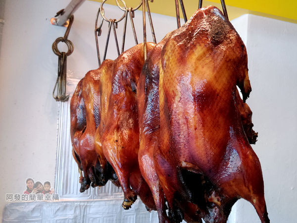 慶記脆皮烤鴨03-店前的烤鴨