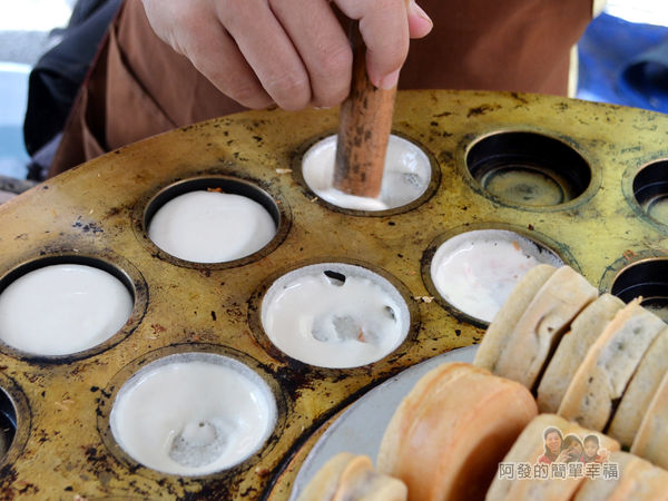 無攤名韭菜紅豆餅04-塗上麵糊