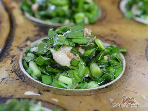 無攤名韭菜紅豆餅06-放上韭菜特寫