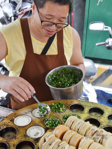 無攤名韭菜紅豆餅05-放上韭菜