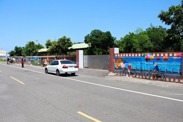 嘉義布新國小喵星人愛情故事彩繪牆：【嘉義景點】喵星人來勢洶洶大舉入侵嘉義布新國小!!首波浪漫故事席捲而來