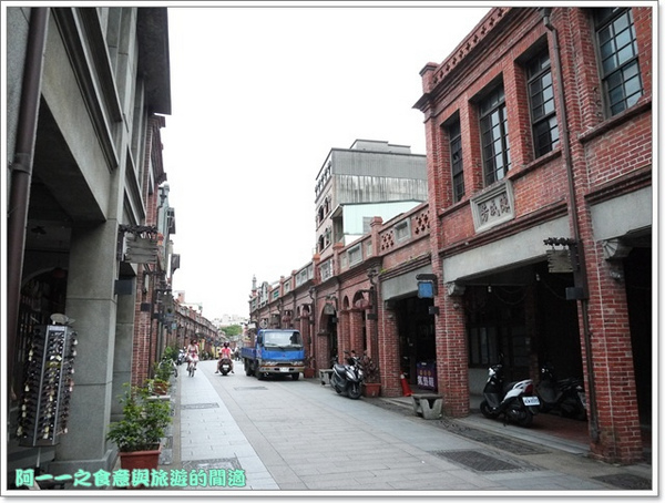 三峽老街:新北 三峽老街 金牛角霜淇淋&鄭記豬血糕(食尚玩家)~吃小吃老街玩透透