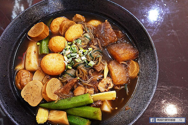 食八辣麻辣燙鴛鴦燙：◆新北板橋。捷運板橋站【食八辣麻辣燙鴛鴦燙】板橋麻辣燙滷味。還有養生湯頭雙重美味。板橋銅版美食。致理科大美食推薦。寶可夢充電站