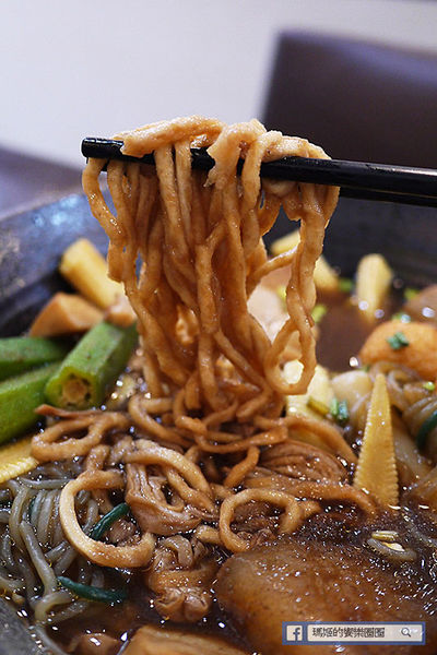 食八辣麻辣燙鴛鴦燙：◆新北板橋。捷運板橋站【食八辣麻辣燙鴛鴦燙】板橋麻辣燙滷味。還有養生湯頭雙重美味。板橋銅版美食。致理科大美食推薦。寶可夢充電站