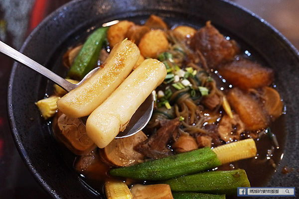 食八辣麻辣燙鴛鴦燙：◆新北板橋。捷運板橋站【食八辣麻辣燙鴛鴦燙】板橋麻辣燙滷味。還有養生湯頭雙重美味。板橋銅版美食。致理科大美食推薦。寶可夢充電站