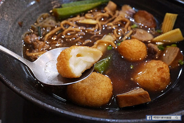 食八辣麻辣燙鴛鴦燙：◆新北板橋。捷運板橋站【食八辣麻辣燙鴛鴦燙】板橋麻辣燙滷味。還有養生湯頭雙重美味。板橋銅版美食。致理科大美食推薦。寶可夢充電站