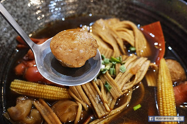 食八辣麻辣燙鴛鴦燙：◆新北板橋。捷運板橋站【食八辣麻辣燙鴛鴦燙】板橋麻辣燙滷味。還有養生湯頭雙重美味。板橋銅版美食。致理科大美食推薦。寶可夢充電站