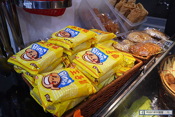 食八辣麻辣燙鴛鴦燙：◆新北板橋。捷運板橋站【食八辣麻辣燙鴛鴦燙】板橋麻辣燙滷味。還有養生湯頭雙重美味。板橋銅版美食。致理科大美食推薦。寶可夢充電站