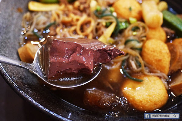 食八辣麻辣燙鴛鴦燙：◆新北板橋。捷運板橋站【食八辣麻辣燙鴛鴦燙】板橋麻辣燙滷味。還有養生湯頭雙重美味。板橋銅版美食。致理科大美食推薦。寶可夢充電站