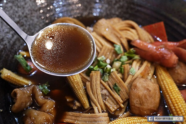 食八辣麻辣燙鴛鴦燙：◆新北板橋。捷運板橋站【食八辣麻辣燙鴛鴦燙】板橋麻辣燙滷味。還有養生湯頭雙重美味。板橋銅版美食。致理科大美食推薦。寶可夢充電站