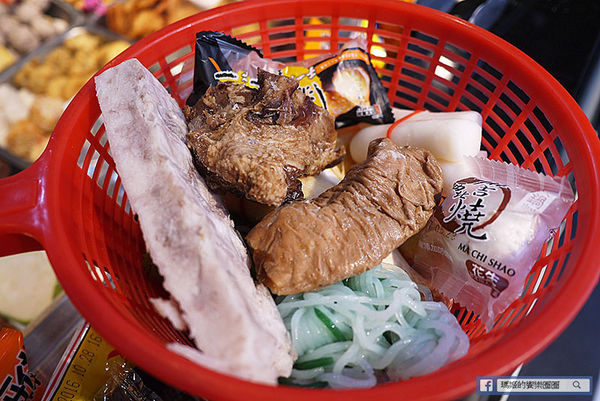 食八辣麻辣燙鴛鴦燙：◆新北板橋。捷運板橋站【食八辣麻辣燙鴛鴦燙】板橋麻辣燙滷味。還有養生湯頭雙重美味。板橋銅版美食。致理科大美食推薦。寶可夢充電站