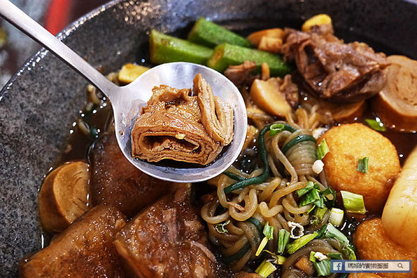 食八辣麻辣燙鴛鴦燙：◆新北板橋。捷運板橋站【食八辣麻辣燙鴛鴦燙】板橋麻辣燙滷味。還有養生湯頭雙重美味。板橋銅版美食。致理科大美食推薦。寶可夢充電站