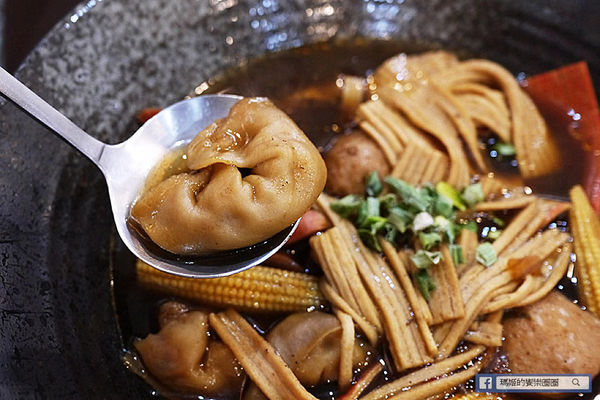 食八辣麻辣燙鴛鴦燙：◆新北板橋。捷運板橋站【食八辣麻辣燙鴛鴦燙】板橋麻辣燙滷味。還有養生湯頭雙重美味。板橋銅版美食。致理科大美食推薦。寶可夢充電站