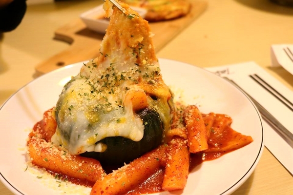 TAEBAK韓式特色料理:【台北市東區美食】想吃韓式的道地料理又何必捨近求遠哩~東區TAEBAK韓式特色料理~特地聘請的廚師及服務員通通Made in Korea由韓國空運來台