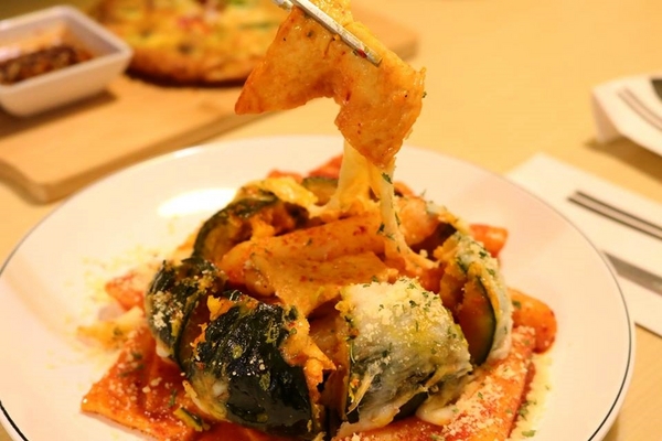 TAEBAK韓式特色料理:【台北市東區美食】想吃韓式的道地料理又何必捨近求遠哩~東區TAEBAK韓式特色料理~特地聘請的廚師及服務員通通Made in Korea由韓國空運來台