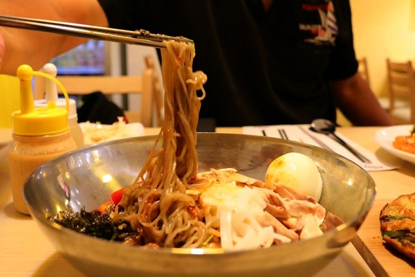 TAEBAK韓式特色料理:【台北市東區美食】想吃韓式的道地料理又何必捨近求遠哩~東區TAEBAK韓式特色料理~特地聘請的廚師及服務員通通Made in Korea由韓國空運來台