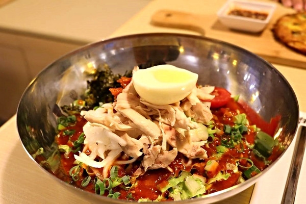 TAEBAK韓式特色料理:【台北市東區美食】想吃韓式的道地料理又何必捨近求遠哩~東區TAEBAK韓式特色料理~特地聘請的廚師及服務員通通Made in Korea由韓國空運來台