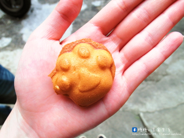 丁丁咬一口雞蛋糕(逢甲文華店):〖台中│美食〗丁丁咬一口雞蛋糕 ❤ 敲可愛貓掌燒進軍逢甲夜市囉~~超推薦邪惡乳酪貓掌燒,每一口都可以拉出長長的起司絲唷!!