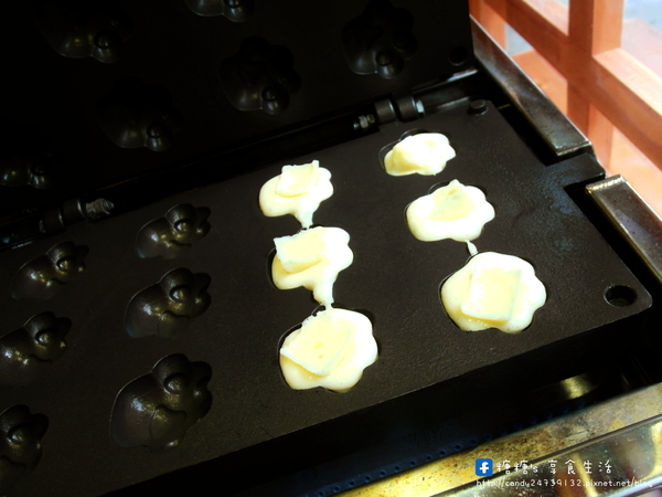 丁丁咬一口雞蛋糕(逢甲文華店):〖台中│美食〗丁丁咬一口雞蛋糕 ❤ 敲可愛貓掌燒進軍逢甲夜市囉~~超推薦邪惡乳酪貓掌燒,每一口都可以拉出長長的起司絲唷!!