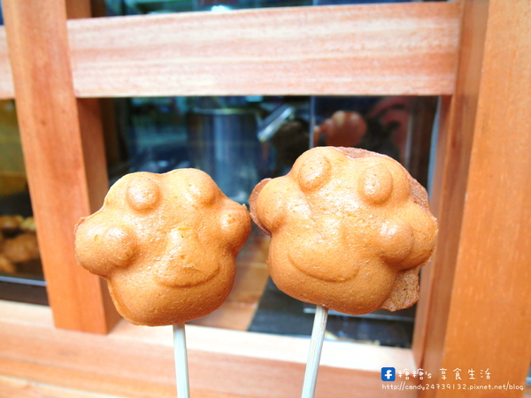 丁丁咬一口雞蛋糕(逢甲文華店):〖台中│美食〗丁丁咬一口雞蛋糕 ❤ 敲可愛貓掌燒進軍逢甲夜市囉~~超推薦邪惡乳酪貓掌燒,每一口都可以拉出長長的起司絲唷!!