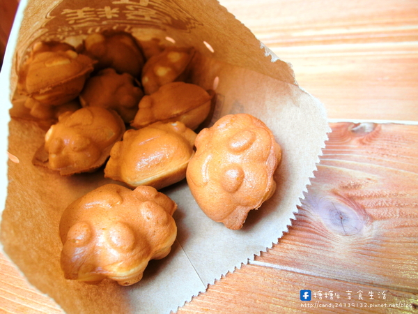 丁丁咬一口雞蛋糕(逢甲文華店):〖台中│美食〗丁丁咬一口雞蛋糕 ❤ 敲可愛貓掌燒進軍逢甲夜市囉~~超推薦邪惡乳酪貓掌燒,每一口都可以拉出長長的起司絲唷!!