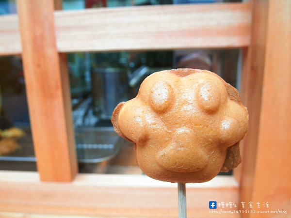 丁丁咬一口雞蛋糕(逢甲文華店):〖台中│美食〗丁丁咬一口雞蛋糕 ❤ 敲可愛貓掌燒進軍逢甲夜市囉~~超推薦邪惡乳酪貓掌燒,每一口都可以拉出長長的起司絲唷!!