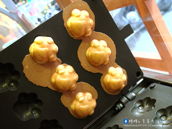 丁丁咬一口雞蛋糕(逢甲文華店):〖台中│美食〗丁丁咬一口雞蛋糕 ❤ 敲可愛貓掌燒進軍逢甲夜市囉~~超推薦邪惡乳酪貓掌燒,每一口都可以拉出長長的起司絲唷!!