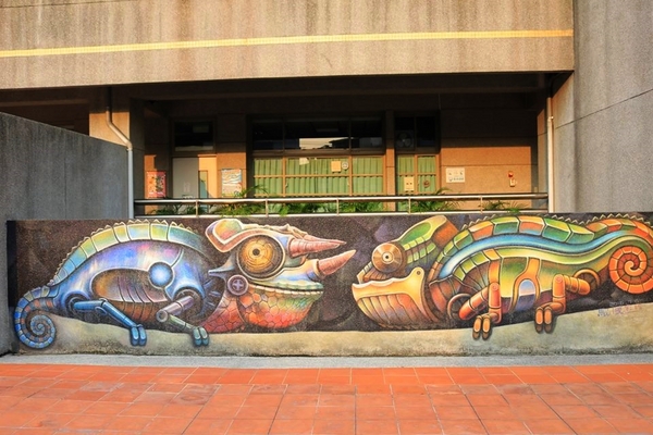 新民國小:【彰化景點】新民國小校園3D彩繪新亮點~貓頭鷹,米格魯,變色龍進入校園囉