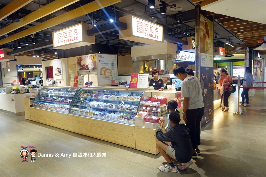  20160827《桃園林口美食》 YANNICK亞尼克環球林口店。 招牌生乳捲x 綜合喜Q餅。中秋節伴手禮x幸福下午茶甜點推薦︱附隨手拍影片 (11).jpg