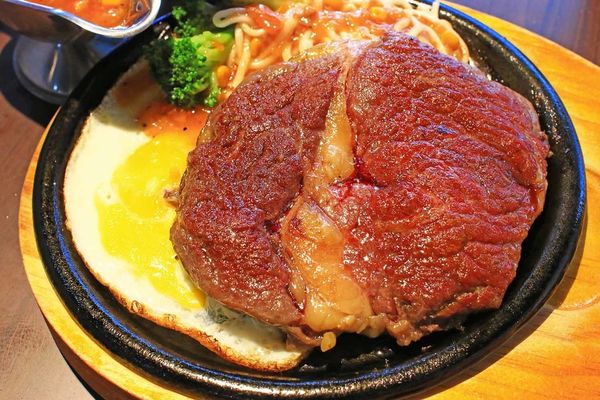 【新莊餐廳】捷運附近的統厚牛排-不到200元也能吃到完整的原肉牛排