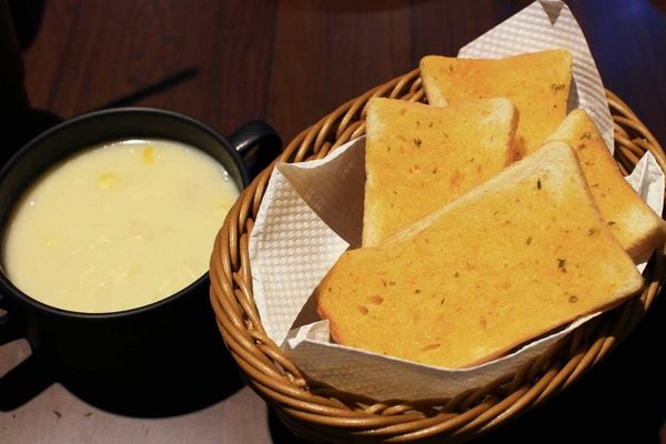 【新莊餐廳】捷運附近的統厚牛排-不到200元也能吃到完整的原肉牛排