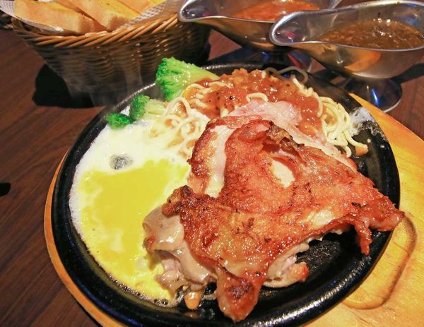 【新莊餐廳】捷運附近的統厚牛排-不到200元也能吃到完整的原肉牛排